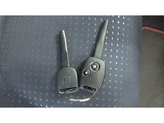 フィット Ｌ　禁煙車　ＤＶＤ再生　エアコン　キーレス　リアカメラ　ＥＴＣ付き　ＡＢＳ　ナビＴＶ　パワーウィンドウ　デュアルエアバック　パワーステアリング　ワンセグ　エアバック　ＨＤＤナビ（4枚目）