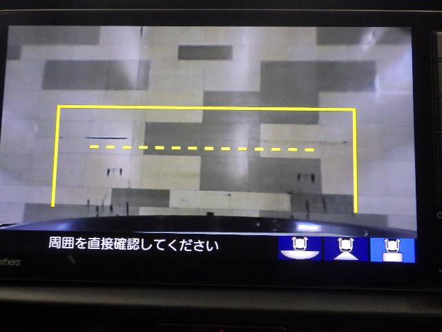 フィット ｅ：ＨＥＶホーム　禁煙車　前後誤発進抑制機能　クリソナ　助手席エアバッグ　運転席エアバッグ　アイドリングストップ　ＬＥＤライト　バックカメラ　ＡＢＳ　サイドエアバッグ　オートクルーズコントロール　フルセグＴＶ　記録簿（4枚目）
