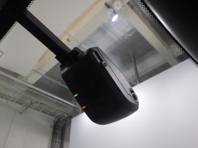 フィット ｅ：ＨＥＶホーム　禁煙車　前後誤発進抑制機能　クリソナ　助手席エアバッグ　運転席エアバッグ　アイドリングストップ　ＬＥＤライト　バックカメラ　ＡＢＳ　サイドエアバッグ　オートクルーズコントロール　フルセグＴＶ　記録簿（5枚目）