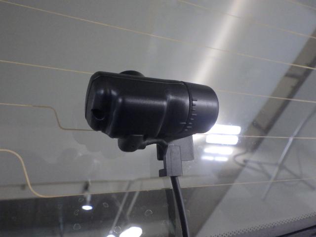 フィット ｅ：ＨＥＶホーム　禁煙車　前後誤発進抑制機能　クリソナ　助手席エアバッグ　運転席エアバッグ　アイドリングストップ　ＬＥＤライト　バックカメラ　ＡＢＳ　サイドエアバッグ　オートクルーズコントロール　フルセグＴＶ　記録簿（6枚目）