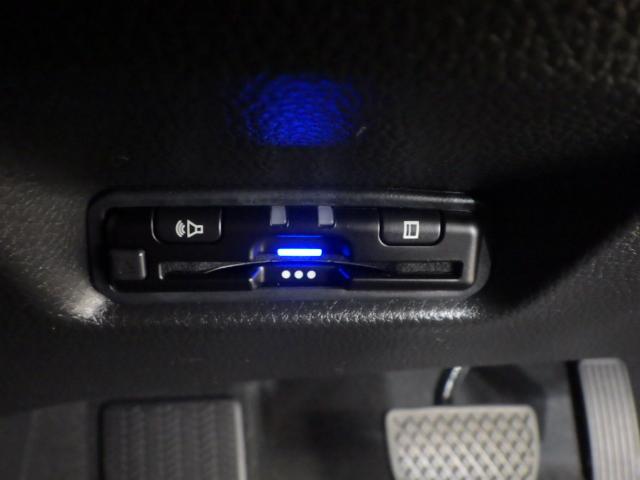 フィット ｅ：ＨＥＶホーム　禁煙車　前後誤発進抑制機能　クリソナ　助手席エアバッグ　運転席エアバッグ　アイドリングストップ　ＬＥＤライト　バックカメラ　ＡＢＳ　サイドエアバッグ　オートクルーズコントロール　フルセグＴＶ　記録簿（7枚目）