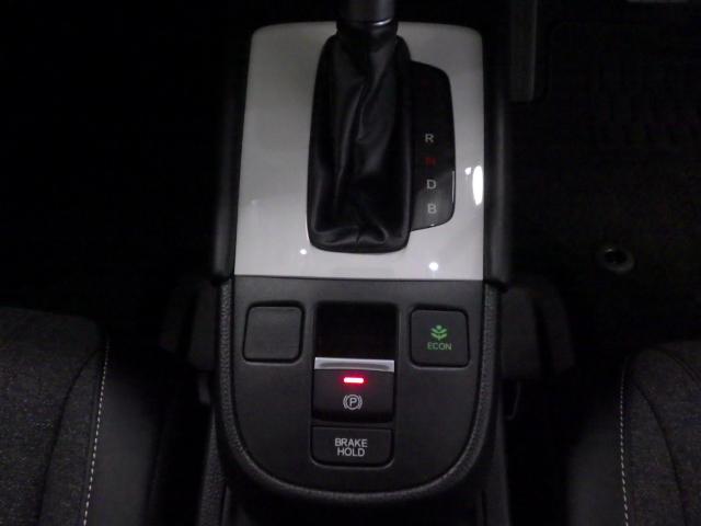 フィット ｅ：ＨＥＶホーム　禁煙車　前後誤発進抑制機能　クリソナ　助手席エアバッグ　運転席エアバッグ　アイドリングストップ　ＬＥＤライト　バックカメラ　ＡＢＳ　サイドエアバッグ　オートクルーズコントロール　フルセグＴＶ　記録簿（11枚目）