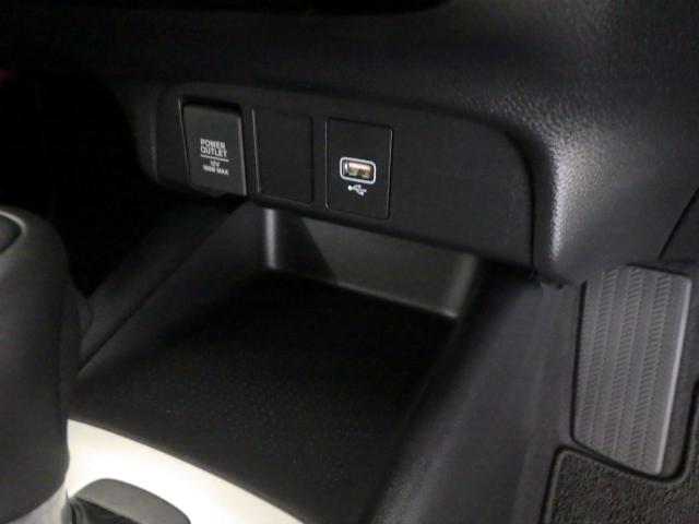 フィット ｅ：ＨＥＶホーム　禁煙車　前後誤発進抑制機能　クリソナ　助手席エアバッグ　運転席エアバッグ　アイドリングストップ　ＬＥＤライト　バックカメラ　ＡＢＳ　サイドエアバッグ　オートクルーズコントロール　フルセグＴＶ　記録簿（12枚目）