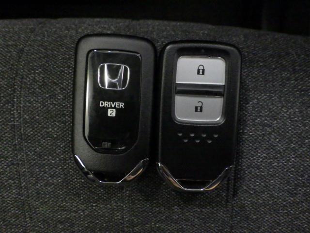 フィット ｅ：ＨＥＶホーム　禁煙車　前後誤発進抑制機能　クリソナ　助手席エアバッグ　運転席エアバッグ　アイドリングストップ　ＬＥＤライト　バックカメラ　ＡＢＳ　サイドエアバッグ　オートクルーズコントロール　フルセグＴＶ　記録簿（17枚目）