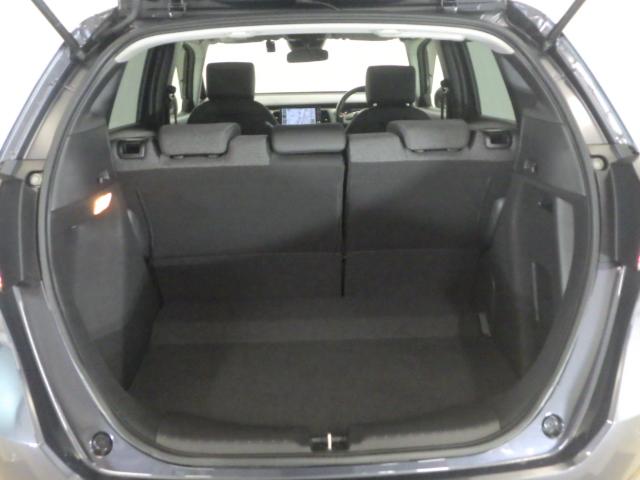 フィット ｅ：ＨＥＶホーム　禁煙車　前後誤発進抑制機能　クリソナ　助手席エアバッグ　運転席エアバッグ　アイドリングストップ　ＬＥＤライト　バックカメラ　ＡＢＳ　サイドエアバッグ　オートクルーズコントロール　フルセグＴＶ　記録簿（23枚目）