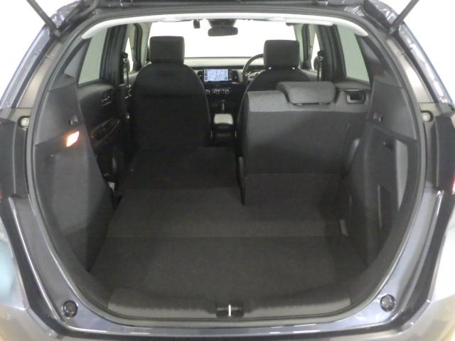 フィット ｅ：ＨＥＶホーム　禁煙車　前後誤発進抑制機能　クリソナ　助手席エアバッグ　運転席エアバッグ　アイドリングストップ　ＬＥＤライト　バックカメラ　ＡＢＳ　サイドエアバッグ　オートクルーズコントロール　フルセグＴＶ　記録簿（25枚目）