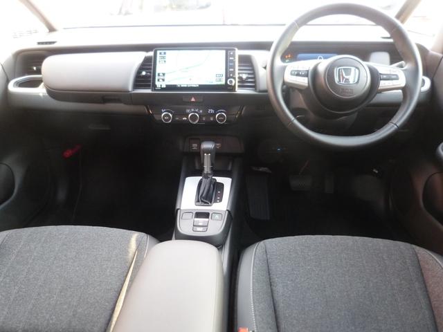 フィット e:HEVホーム 禁煙車 デモカー使用車 前ドラレコ ホンダセンシング ナビ リアカメラ スマートキー 前後誤発進抑制機能 助手席エアバッグ 運転席エアバッグ フルフラット ACC 車線維持支援システム 電格ミラー(3枚目)