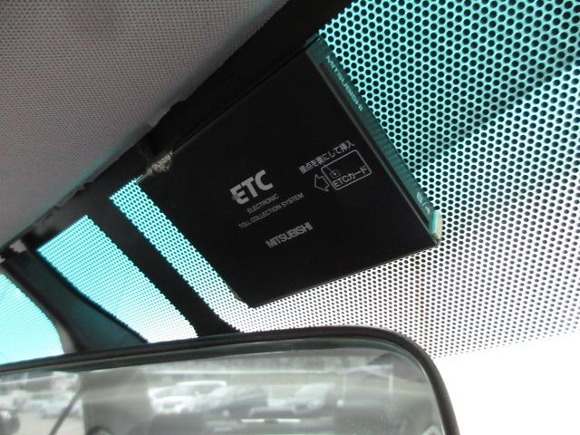 カムリ ハイブリッドGパッケージ 禁煙車 1オーナ VSC 記録簿あり 地デジ イモビ DVD再生機能 オートクルーズコントロール サイドエアバック ナビ&TV AC ETC車載器 パワーウインドウ キーフリー Bカメラ エアバッグ(4枚目)