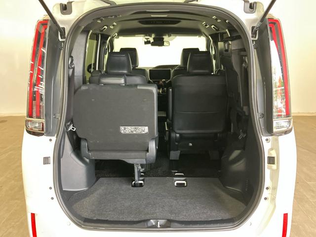 エスクァイア Giプレミアムパッケージブラックテーラード 禁煙 純正10intナビ リアカメラ ETC スマートキー リア両側電動スライドドア トヨタセーフティセンス クルーズコントロール シートヒーター ブルートゥース音楽 フルセグTV アルミホイール(26枚目)