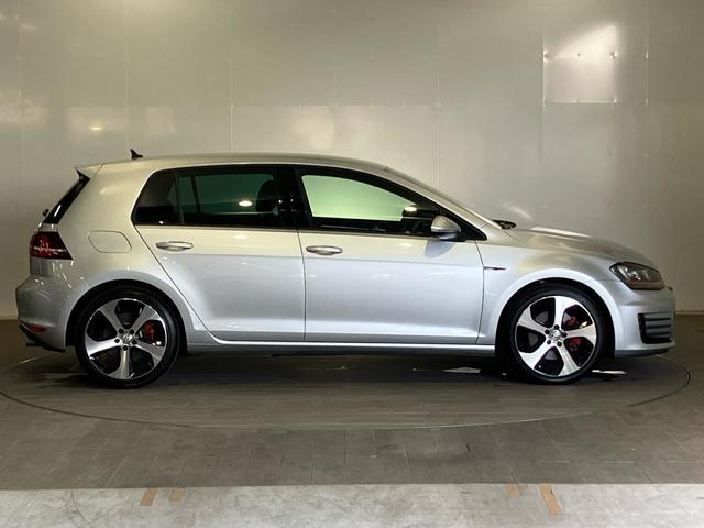 ゴルフGTI ベースグレード 禁煙 ワンオーナー車 DCCパッケージ アルミホイール 純正ナビ リアカメラ パドルシフト 18インチアルミ スマートキー サイドエアバック ETC ディスチャージヘッドライト ブルートゥース音楽(9枚目)