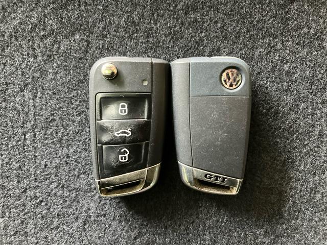 ゴルフGTI ベースグレード 禁煙 ワンオーナー車 DCCパッケージ アルミホイール 純正ナビ リアカメラ パドルシフト 18インチアルミ スマートキー サイドエアバック ETC ディスチャージヘッドライト ブルートゥース音楽(10枚目)