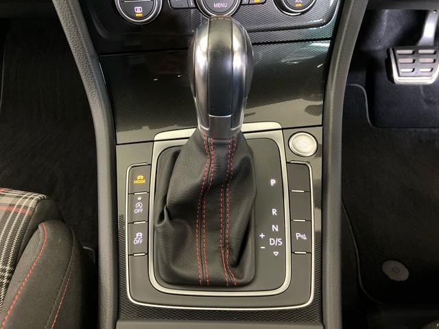 ゴルフGTI ベースグレード 禁煙 ワンオーナー車 DCCパッケージ アルミホイール 純正ナビ リアカメラ パドルシフト 18インチアルミ スマートキー サイドエアバック ETC ディスチャージヘッドライト ブルートゥース音楽(17枚目)