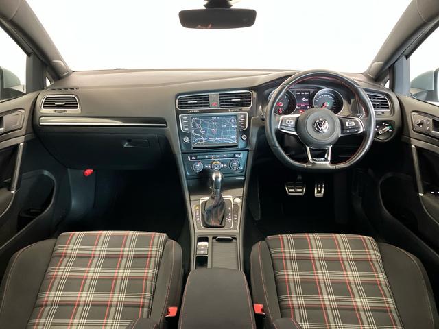ゴルフGTI ベースグレード 禁煙 ワンオーナー車 DCCパッケージ アルミホイール 純正ナビ リアカメラ パドルシフト 18インチアルミ スマートキー サイドエアバック ETC ディスチャージヘッドライト ブルートゥース音楽(19枚目)