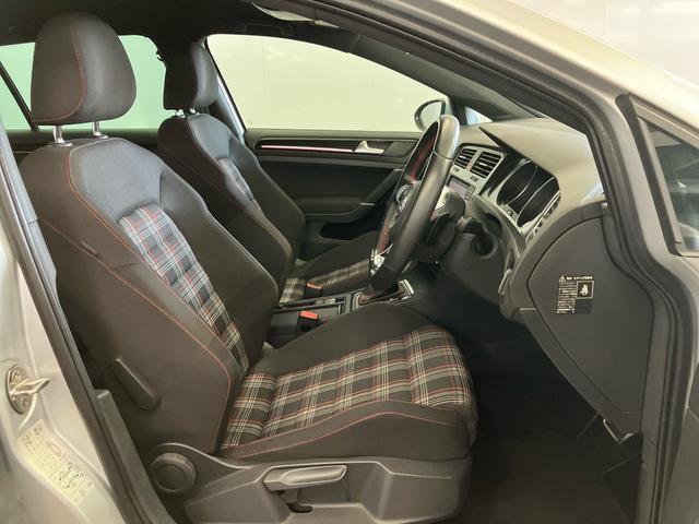 ゴルフGTI ベースグレード 禁煙 ワンオーナー車 DCCパッケージ アルミホイール 純正ナビ リアカメラ パドルシフト 18インチアルミ スマートキー サイドエアバック ETC ディスチャージヘッドライト ブルートゥース音楽(20枚目)