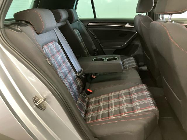 ゴルフGTI ベースグレード 禁煙 ワンオーナー車 DCCパッケージ アルミホイール 純正ナビ リアカメラ パドルシフト 18インチアルミ スマートキー サイドエアバック ETC ディスチャージヘッドライト ブルートゥース音楽(22枚目)