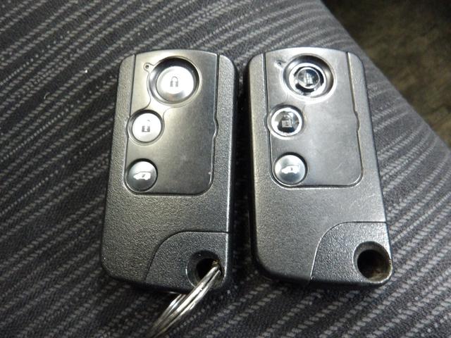 フリード Ｇエアロクールエディション　禁煙車　メモリーナビ　リアカメラ　ＥＴＣ　スマートキー　リア左側パワースライドドア　ディスチャージヘッドライト　アルミホイール　ＥＴＣ　ＤＶＤ／ＣＤ　ワンセグＴＶ　ブルートゥース音楽　Ｂカメラ（8枚目）