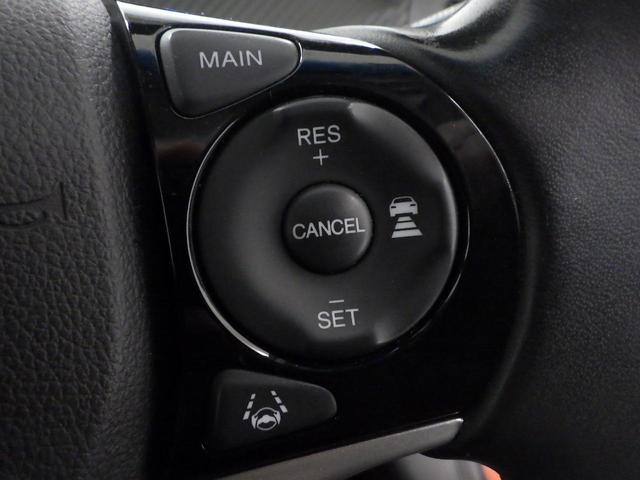 �h���C�o�[���ݍ��ނ悤�ɁA�f�B�X�v���[��X�C�b�`�A�R���\�[����z�u�B�������u�Ԃ���^�]�ւ̊��҂��I��Ԃ��̂��̂̐S�n�悳�ɂ�������Ă��܂��B