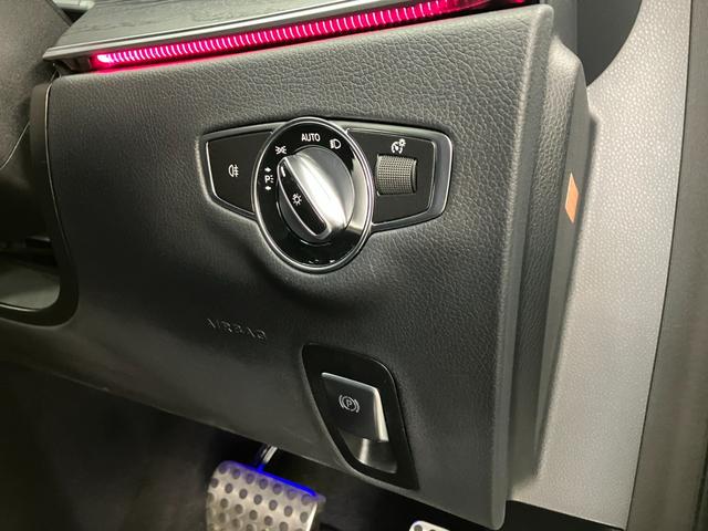 Ｅクラスステーションワゴン Ｅ２００　４マチック　ステーションワゴン　スポーツ　ＡＭＧインテリアパッケージ／パノラミックスライディングルーフ／エクスクルーシブパッケージ／３６０°カメラ／ＭＢＵＸ／ヘッドアップディスプレイ／メモリー付パワーシート／自動開閉トランク／アンビエントライ（27枚目）