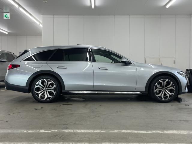 Eクラスオールテレイン E220d 4マチック オールテレイン アドバンスドパッケージ/デジタルインテリアパッケージ/レザーエクスクルーシブパッケージ/シートベンチレーター(シートヒーター機能含)/パノラミックスライディングルーフ/ヘッドアップディスプレイ(7枚目)