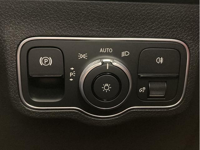 GLB GLB35 4マチック パノラマスライディングルーフ パワーシート シートヒーター シートベンチレーション 360℃カメラシステム付 LEDヘッドライト 本革シート マウンテングレー 64色アンビエントライトシステム(42枚目)