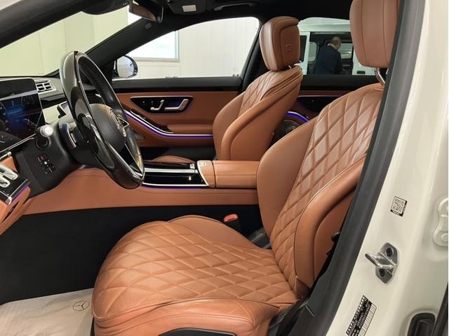 高級感のある内装は、人間工学・心理学に基づきデザインされておりますので、リラックスした状態でドライビングに集中する事ができます。