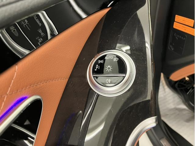 ナビゲーションシステムは、ＨＤＤナビでございます。好きな音楽が好きなメディアで楽しめます。ＵＳＢインターフェース、ＳＤカード、Ｂｌｕｅｔｏｏｔｈ、ＣＤなど様々な接続方法に対応しており、楽しいドライビン