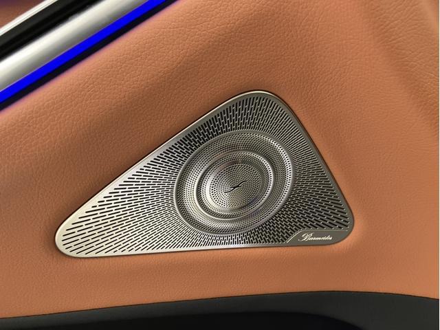 リバース連動型のバックカメラは、精度が良く、バックや縦列駐車もストレスなく止められます。