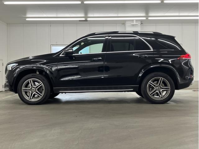 第三京浜道路　玉川インターを羽田方面に下りていただき、環状八号線を５分ほど直進していただくと当店がございます。常時４０台在庫のお車を、雨の日でもゆっくりとご覧いただけます。