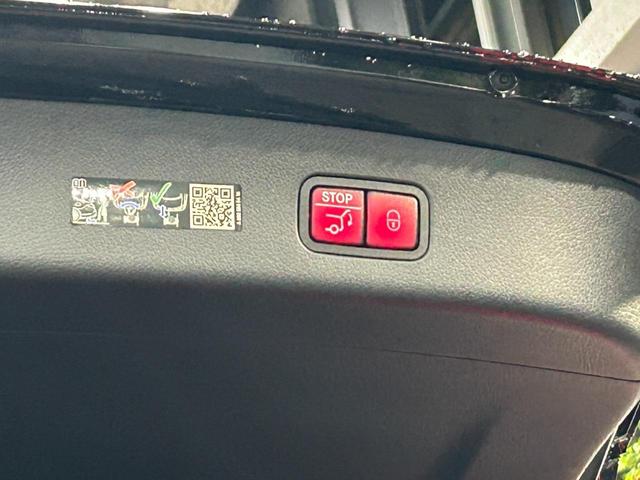 雨天でもゆっくりとお車をご覧いただけます。