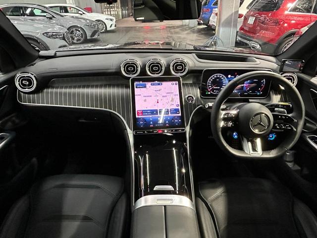 明るく広々とした併設ファクトリーでは、最新の設備を導入しております。お客様の大切なお車、ご売約車両は安心の点検・整備の後にお引渡しをさせて頂きます。