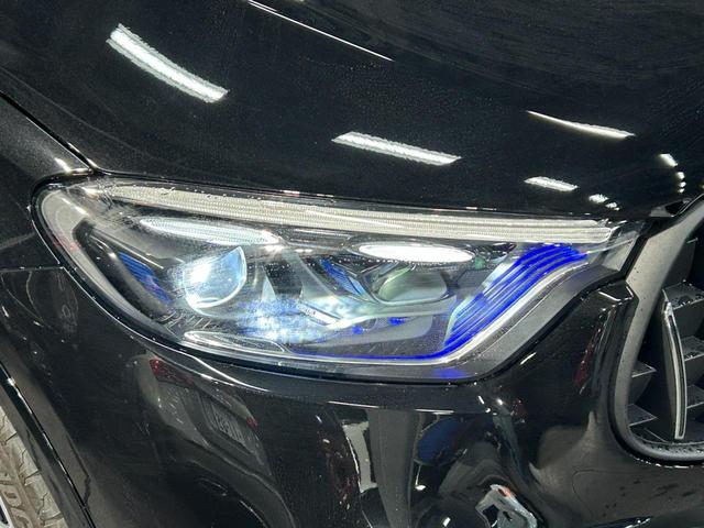 メルセデス・ベンツのボディ構造には衝撃吸収スペースをわざと確保することで万が一ぶつかった際の衝撃を瞬時に逃がします。さらにその中には頑丈なフレームがあり車内に危険物が侵入しない構造になっております。