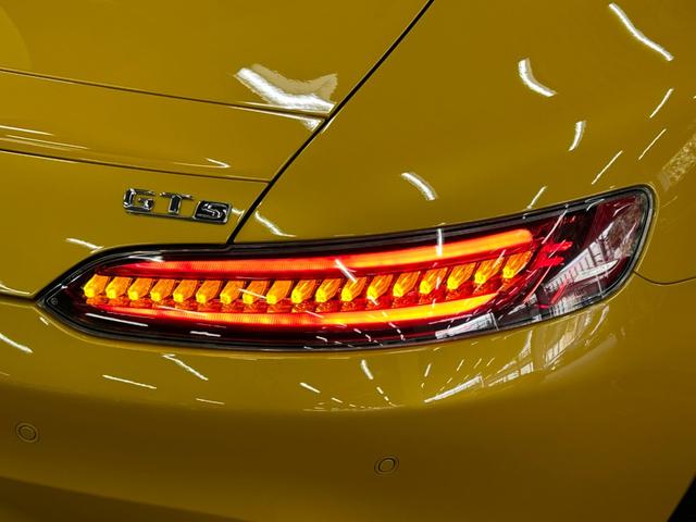 メルセデス・ベンツのボディ構造には衝撃吸収スペースをわざと確保することで万が一ぶつかった際の衝撃を瞬時に逃がします。さらにその中には頑丈なフレームがあり車内に危険物が侵入しない構造になっております。