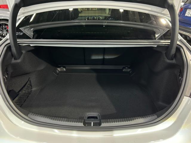 �����Z�f�X�E�x���c�̃{�f�B�\���ɂ͏Ռ��z���X�y�[�X���킴�Ɗm�ۂ��邱�ƂŖ�����Ԃ������ۂ̏Ռ����u���ɓ������܂��B����ɂ��̒��ɂ͊��ȃt���[��������ԓ��Ɋ댯�����N�����Ȃ��\���ɂȂ��Ă���܂��B