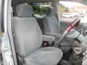 さまざまな体格の方が快適に運転できるよう配慮したシートと、操作性を考慮したステアリングホイール、ペダル、シフトレバーは楽な運転姿勢と適切な操作性の確保により疲労を低減します。