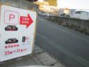 店舗向かい側にも駐車場を完備しています。