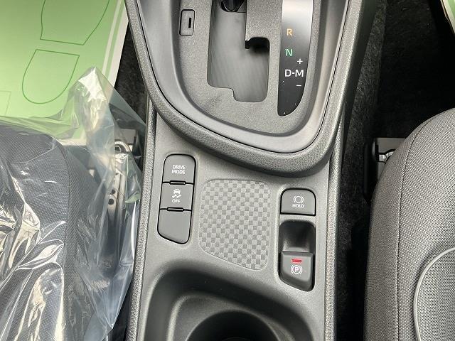 ヤリスクロス Ｘ　登録済未使用車　ＥＴＣ　バックカメラ　クリアランスソナー　オートクルーズコントロール　衝突被害軽減システム　オートマチックハイビーム　オートライト　アルミホイール　スマートキー　電動格納ミラー　ＣＶＴ（5枚目）