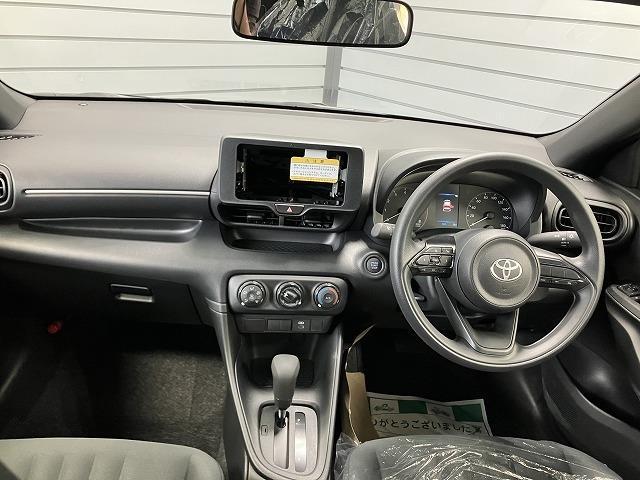 ヤリス X 登録済未使用車 バックカメラ クリアランスソナー レーンアシスト 衝突被害軽減システム オートマチックハイビーム オートライト スマートキー 電動格納ミラー CVT 盗難防止システム 衝突安全ボディ(2枚目)