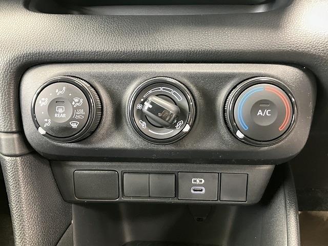 ヤリス X 登録済未使用車 バックカメラ クリアランスソナー レーンアシスト 衝突被害軽減システム オートマチックハイビーム オートライト スマートキー 電動格納ミラー CVT 盗難防止システム 衝突安全ボディ(7枚目)