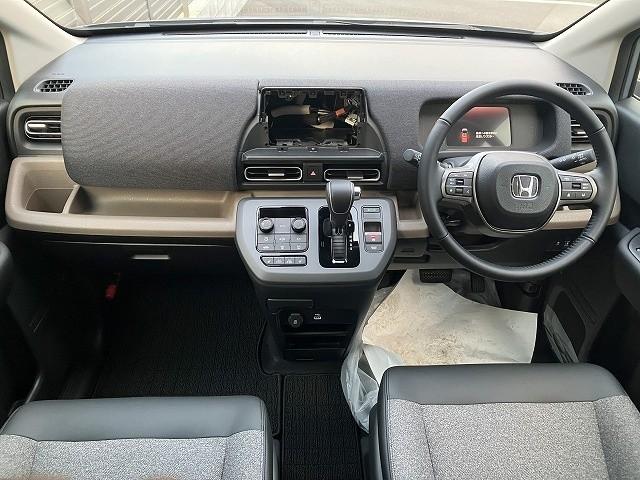 フリード エアー　ＥＸ　登録済未使用車　クリアランスソナー　オートクルーズコントロール　レーンアシスト　衝突被害軽減システム　両側電動スライドドア　オートライト　ＬＥＤヘッドランプ　スマートキー　電動格納ミラー　シートヒータ（2枚目）