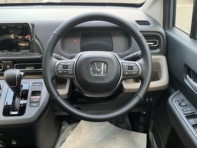 フリード エアー　ＥＸ　登録済未使用車　クリアランスソナー　オートクルーズコントロール　レーンアシスト　衝突被害軽減システム　両側電動スライドドア　オートライト　ＬＥＤヘッドランプ　スマートキー　電動格納ミラー　シートヒータ（3枚目）