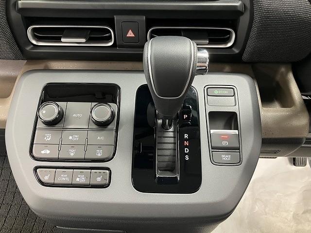 フリード エアー　ＥＸ　登録済未使用車　クリアランスソナー　オートクルーズコントロール　レーンアシスト　衝突被害軽減システム　両側電動スライドドア　オートライト　ＬＥＤヘッドランプ　スマートキー　電動格納ミラー　シートヒータ（6枚目）