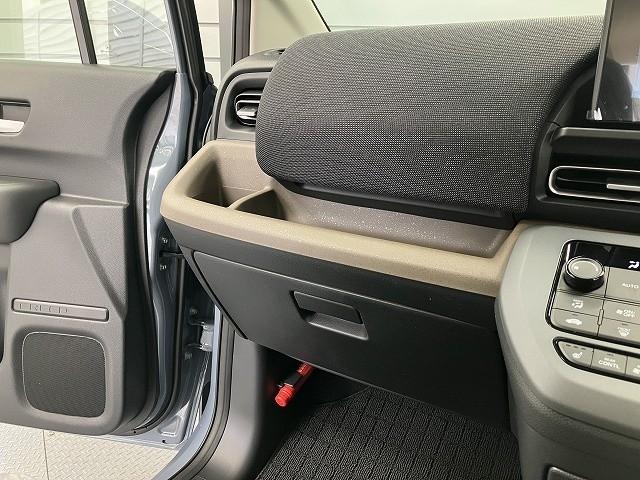 フリード エアー　ＥＸ　登録済未使用車　クリアランスソナー　オートクルーズコントロール　レーンアシスト　衝突被害軽減システム　両側電動スライドドア　オートライト　ＬＥＤヘッドランプ　スマートキー　電動格納ミラー　シートヒータ（56枚目）