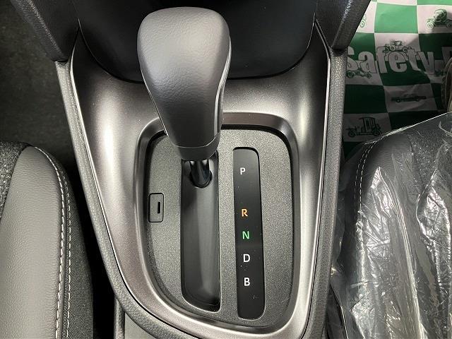 ヤリスクロス ハイブリッドＺ　登録済未使用車　クリアランスソナー　オートクルーズコントロール　レーンアシスト　衝突被害軽減システム　ナビ　オートマチックハイビーム　ＬＥＤヘッドランプ　アルミホイール　電動格納ミラー　シートヒーター（7枚目）