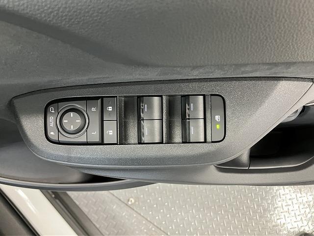 ヤリスクロス ハイブリッドＺ　登録済未使用車　クリアランスソナー　オートクルーズコントロール　レーンアシスト　衝突被害軽減システム　ナビ　オートマチックハイビーム　ＬＥＤヘッドランプ　アルミホイール　電動格納ミラー　シートヒーター（11枚目）