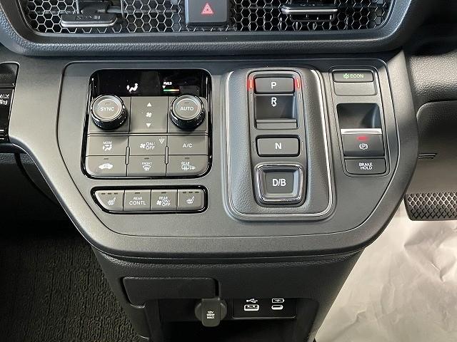 ステップワゴン ｅ：ＨＥＶスパーダ　バックカメラ　クリアランスソナー　オートクルーズコントロール　レーンアシスト　衝突被害軽減システム　両側電動スライドドア　オートライト　ＬＥＤヘッドランプ　電動リアゲート　スマートキー　電動格納ミラー（10枚目）