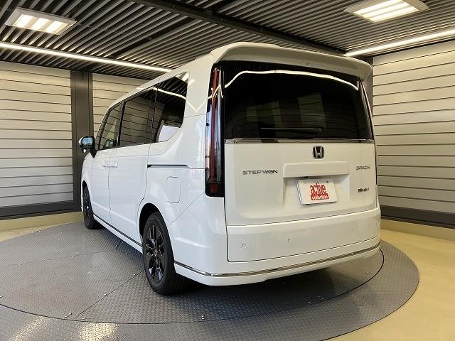 ステップワゴン ｅ：ＨＥＶスパーダ　バックカメラ　クリアランスソナー　オートクルーズコントロール　レーンアシスト　衝突被害軽減システム　両側電動スライドドア　オートライト　ＬＥＤヘッドランプ　電動リアゲート　スマートキー　電動格納ミラー（18枚目）