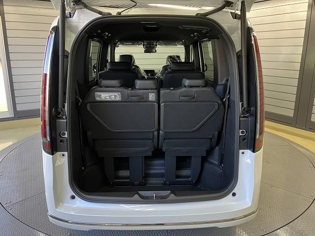 ステップワゴン ｅ：ＨＥＶスパーダ　バックカメラ　クリアランスソナー　オートクルーズコントロール　レーンアシスト　衝突被害軽減システム　両側電動スライドドア　オートライト　ＬＥＤヘッドランプ　電動リアゲート　スマートキー　電動格納ミラー（28枚目）