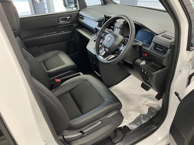 ステップワゴン ｅ：ＨＥＶスパーダ　バックカメラ　クリアランスソナー　オートクルーズコントロール　レーンアシスト　衝突被害軽減システム　両側電動スライドドア　オートライト　ＬＥＤヘッドランプ　電動リアゲート　スマートキー　電動格納ミラー（33枚目）