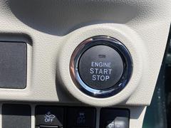 キーフリーシステムなので、エンジンスタートはブレーキペダルを踏みながらボタンを押します。鍵が運転席周りにあることが条件で、鍵をさしたり抜いたりする必要がありません。 6