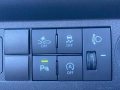 運転席横にあるスイッチです。スマートアシストやアイドリングストップ、横滑り防止機能をＯＦＦにするもの、オートハイビーム機能をＯＮにするものです。 4